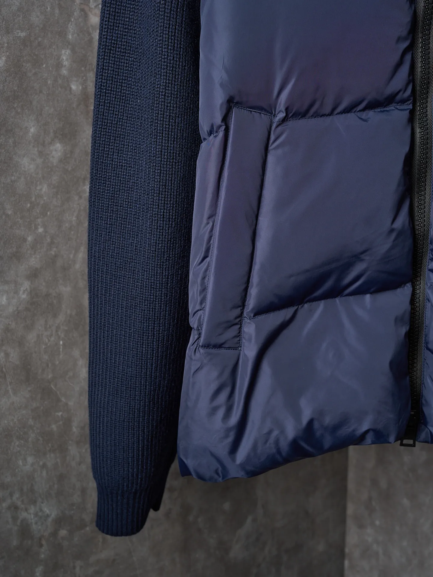 ￼ [Real auction] CANADA GOOSE/Canada Goose black label woolen sleeve spliced ​​hooded down jacket [In Stock] S M L The fabric is made of high-quality protective nylon fabric, which not only enhances the wear-resistant properties of the surface, but also takes into account wind resistance, ensuring excellent performance in various harsh weather conditions. Three-dimensional quilting process: Precision thread reinforcement to prevent velvet drilling and ensure that the fluffy and rebound properties last as new. 7-needle medium-thick knitted structure: Use thicker yarns to knit woolen fabrics with obvious thickness and weight. The texture is clearly visible, with a rough, retro texture, good skeleton feel, relatively stiff, and can maintain the silhouette of clothing for a long time. It also provides more layers of still air to lock in heat.